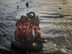 Las seis personas fueron rescatadas en un estado de ligera hipotermia al noreste de Calais tras dos horas y media de búsqueda. AP / ARCHIVO
