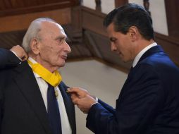 La UdeG, la UNAM y el Presidente Peña Nieto condecoraron a Giovanni Sartori. EFE / ARCHIVO