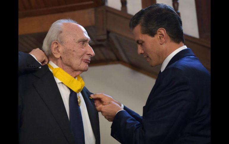 La UdeG, la UNAM y el Presidente Peña Nieto condecoraron a Giovanni Sartori. EFE / ARCHIVO