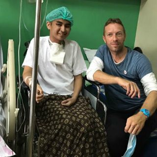 Chris Martin visita a fan en hospital de Manila