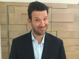 'Supongo que es hora de vestirse más elegante', escribió Romo en el mensaje que acompaña la fotografía. INSTAGRAM / @tony.romo