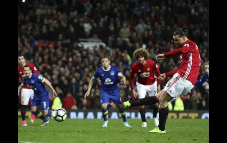 Ibrahimovic cobra la pena máxima que evita la caída del ManU. AP / M. Rickett