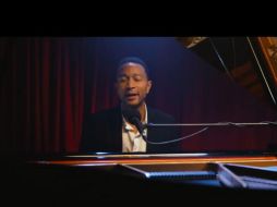 entado frente a un piano, John Legend entona insultos como: 'Te traeré más calabaza y la meteré por tu trasero'. YOUTUBE /  The Nightly Show
