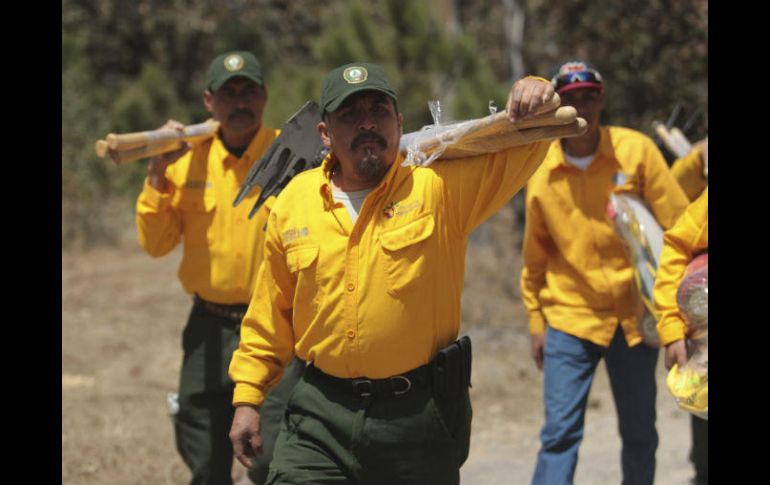 Ayer, autoridades entregaron equipo nuevo a brigadistas del Estado y Bomberos Forestales. EL INFORMADOR / F. Atilano