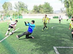 Cada partido de futbol 7 se juega con gran intensidad, pues quienes practican esta modalidad ponen a prueba sus habilidades. EL INFORMADOR / A. Camacho