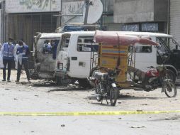 Miembros de las Fuerzas de Seguridad inspeccionan el lugar donde sucedió el estallido. EFE / R. Dar