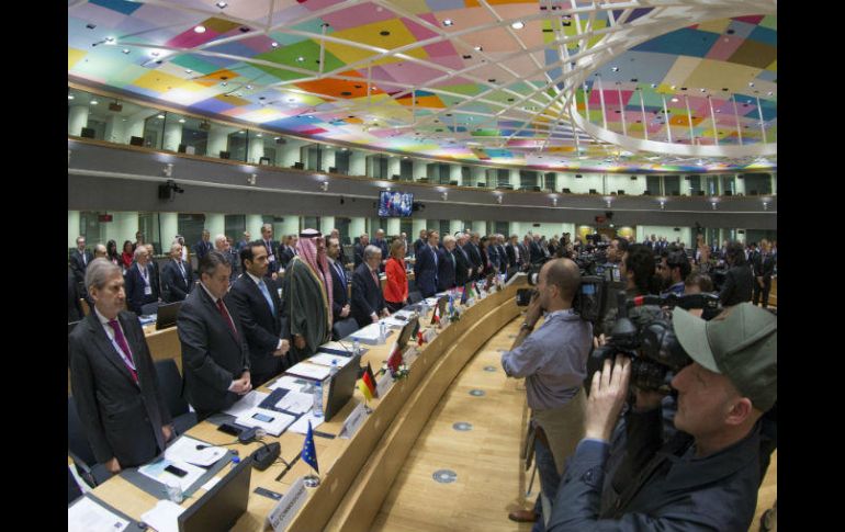 Ministros de Exteriores y demás asistentes guardan un minuto de silencio durante la conferencia internacional sobre Siria. EFE / E. Lecocq