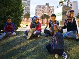 Varios jóvenes hacen guardia en las cercanías del Consejo Europeo. AFP / M. Campodonico