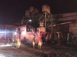 Bomberos de Zapopan acuden a la fábrica ubicada sobre la avenida Guadalajara, al cruce con Río Blanco, para sofocar las llamas. TWITTER / @UMPCyBZ