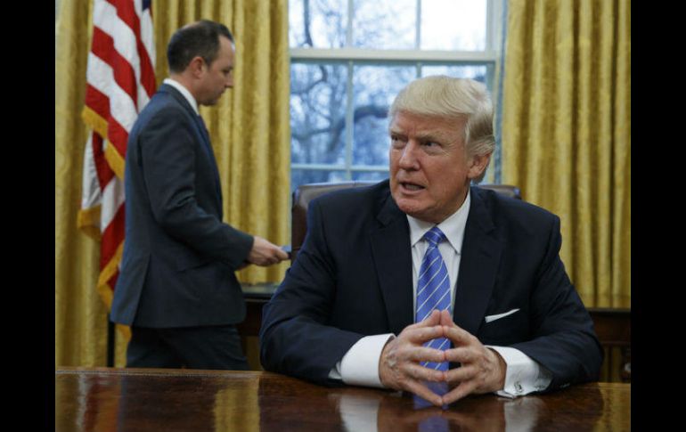 El rotativo acuse que Trump se enfoque en construir un muro y detener inmigración y no en detener a los cárteles. AP / ARCHIVO