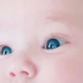 Anahí muestra los ojos de su bebé