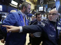 Los operadores en el parque neoyorquino apostaron por las compras durante la mayor parte de la jornada. AP / ARCHIVO