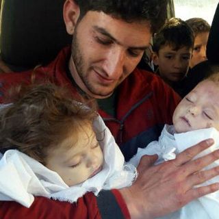 Hombre sirio despide a sus gemelos muertos en ataque químico