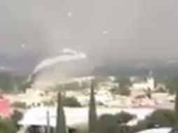 El fenómeno se formó en la zona oriente hacia las 16:35 horas y a su pasó destechó casas. TWITTER / @ChiapasMeteo
