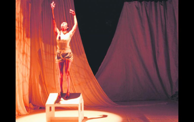 La obra conjunta la danza, la música y la tecnología multimedia. EFE /