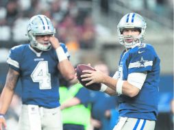 Tony Romo dejará a Dak Prescott (#4) un legado difícil de superar como quarterback titular de los Cowboys. AFP /