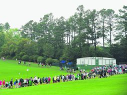 Afinan detales. Aficionados observan una de las prácticas previas al inicio del Masters de Augusta. AFP / H. How
