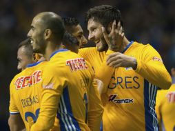 Gignac, autor del primer gol de Tigres, celebra con sus compañeros su anotación. AP / D. Dyck