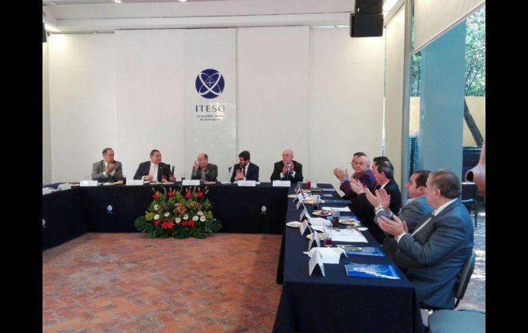 El rector del ITESO entrega reconociientos a representantes de medios de comunicación durante este evento. EL INFORMADOR / T. Villaseñor