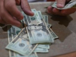 La divisa de origen estadounidense se adquirió en siete centavos más frente a la sesión anterior en bancos de la capital del país. EL INFORMADOR / ARCHIVO