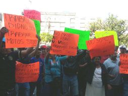 Cerca de 200 mototaxistas estuvieron afuera del Palacio de Gobierno la tarde de este jueves. EL INFORMADOR / R. Bobadilla