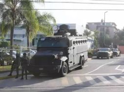 Dos convoyes se instalaron sobre avenida Américas y cerraron la circulación en uno de los carriles. ESPECIAL /