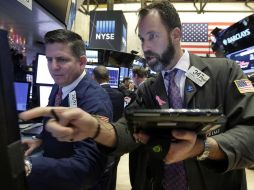 Los sectores en Wall Street cerraron divididos entre los avances del energético y los descensos del de telecomunicaciones. AP / ARCHIVO