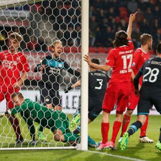 Héctor Moreno anota en empate del PSV