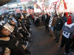 Se produjeron incidentes en una de las principales vías de acceso a la capital entre fuerzas de seguridad y manifestantes. EFE / D. Fernández