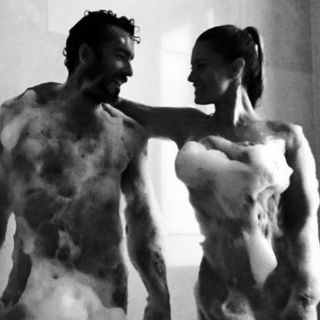 Aarón Díaz y Lola Ponce posan desnudos en baño de espuma