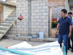 El alcalde Mario Guillén Domínguez recorrió las viviendas de los pobladores cuyas casas sufrieron de desastres materiales. TWITTER / @MarioGuillenFox