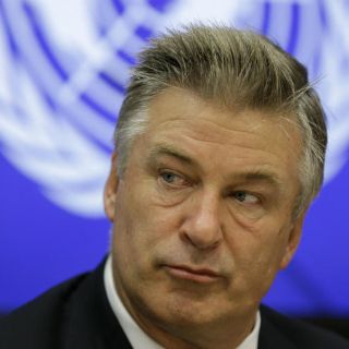 Baldwin se queja de editorial por errores en su libro