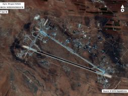 Imagen que muestra una vista aérea del aeropuerto al-Shayrat, atacado por proyectiles estadounidenses. EFE / Departamento de Defensa de los Estados Unidos