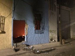 Vecinos del lugar intentan apagar el fuego sin conseguirlo hasta que los bomberos municipales lograron extinguirlo. ESPECIAL / Bomberos Guadalajara