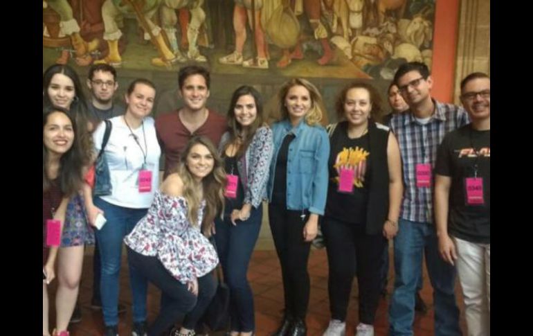 El paseo provocó un fuerte dispositivo de seguridad que no impidió que algunos se tomaran fotografías. ESPECIAL /