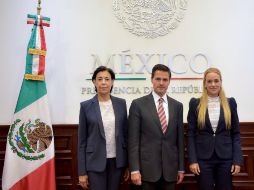 Peña Nieto publica una fotografía en la que se le ve en Los Pinos acompañado por la madre (i) y esposa (d) del líder opositor. TWITTER / @EPN