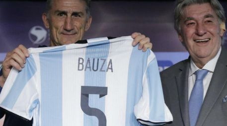 El periodista que recibió el mensaje argumenta que la persona de quien se habla en la grabación no es el seleccionador argentino (I). AP / ARCHIVO