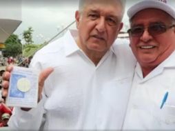En su cuenta de Twitter, el tabasqueño publica un video en el que muestra un sobre con una hoja y una medalla. FACEBOOK / Andres Manuel Lopez Obrador