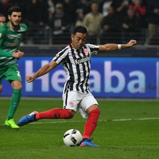 Marco Fabián anota penalti contra Werder Bremen