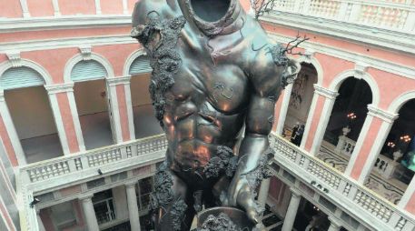 Obra. 'El demonio con un cuenco', en el Palazzo Grassi, de Venecia. EFE /