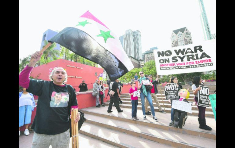 Inconformes se manifiestan en Los Angeles contra la embestida militar del Gobierno de Washington en territorio sirio. AFP /