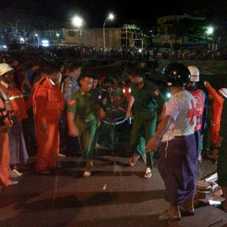 Colisionan un ferri y un carguero en Birmania