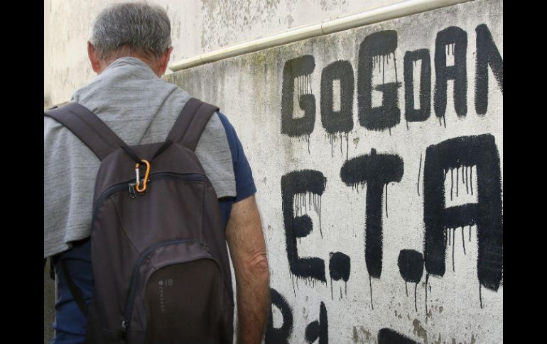 La entrega del arsenal se produjo después de que ETA emitiese un comunicado en el que se declaraba 'organización desarmada'. AP / B. Edme