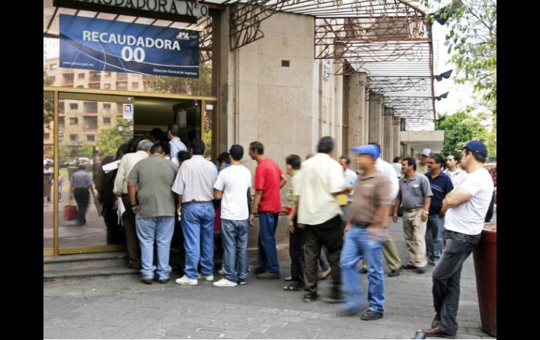 Al 31 de marzo de 2017, la Sepaf registró un ingreso de 756 millones 134 mil 936 pesos por concepto del pago del refrendo vehicular. EL INFORMADOR / ARCHIVO