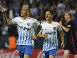 El ex barcelonista Sandro Ramírez (I) celebra el primer tanto del Málaga. EFE / D. Pérez