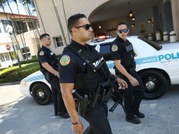 Más de una decena de autos patrulla de la policía estaban estacionados afuera del centro comercial. AFP / J. Raedle