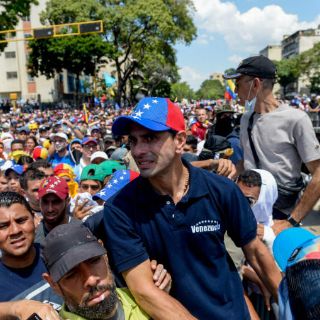 Capriles asegura que fue atacado ‘con bombas’ tras marcha