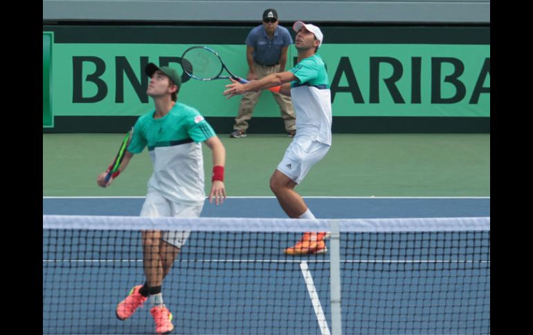 El tercer episodio fue completamente para los mexicanos, quienes se adueñaron del set con una mala devolución de la dupla rival. EL INFORMADOR / F. Atilano