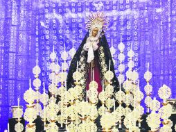 Velas y candelas rodean a la Virgen de Dolores, elementos importantes en cada altar para darle mayor luminosidad. EL INFORMADOR / E. Barrera