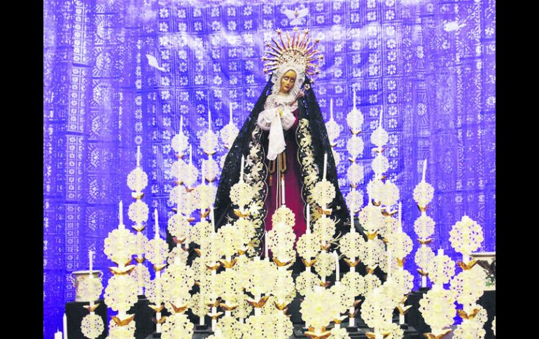 Velas y candelas rodean a la Virgen de Dolores, elementos importantes en cada altar para darle mayor luminosidad. EL INFORMADOR / E. Barrera